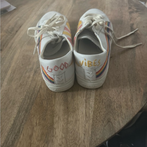 Super cute casual sneaker. - Picture 4 of 5